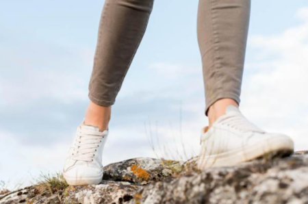 Caminar todo el día sin dolor: cómo elegir las zapatillas correctas